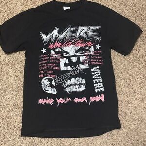 Small VIVERE Worlds Tour Shirt